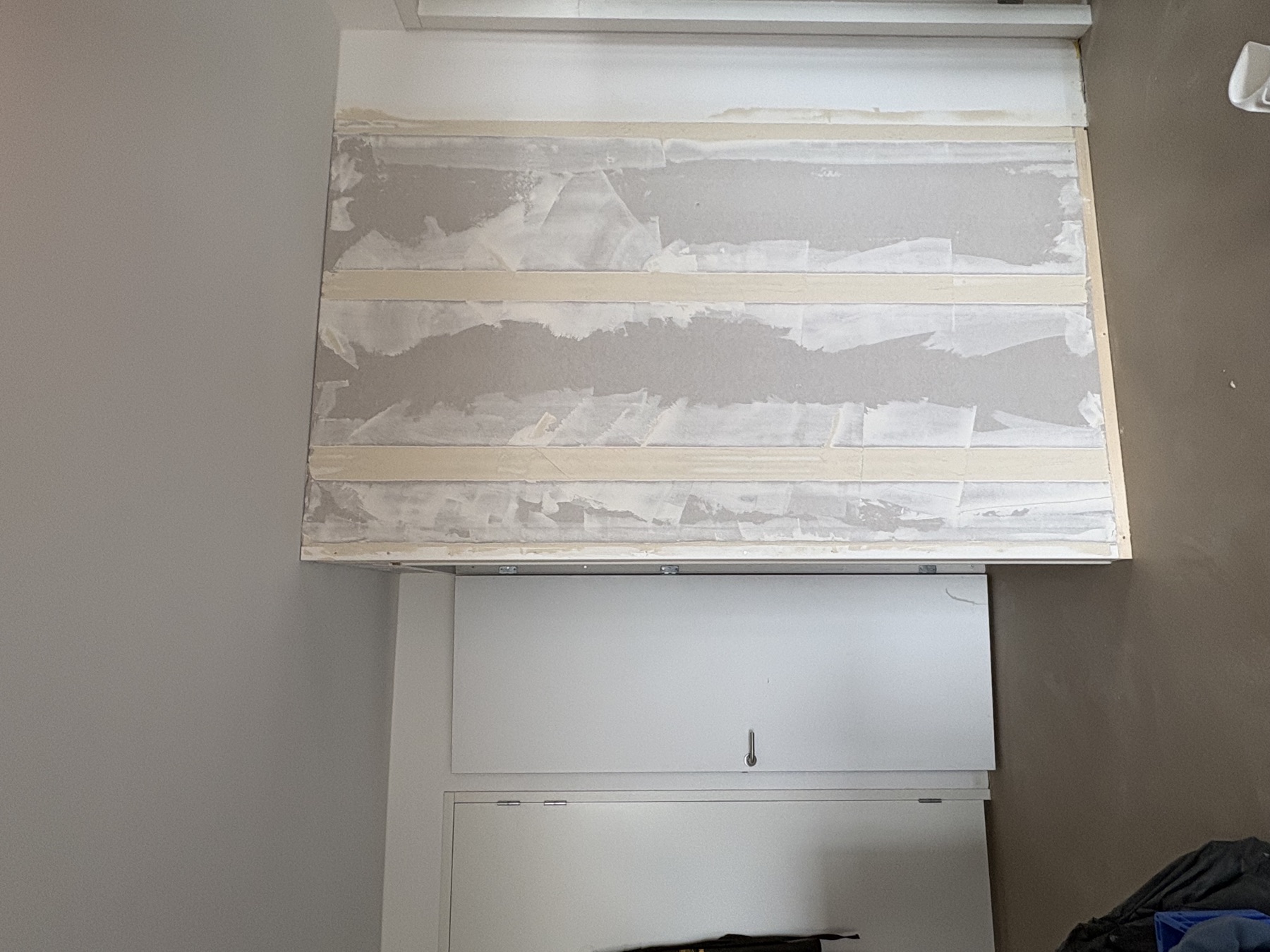 Kastwand geplamuurd, klaar voor afwerking